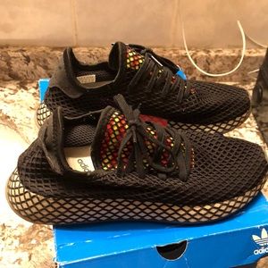 Adidas men’s sz 7.5. Women’s sz 9